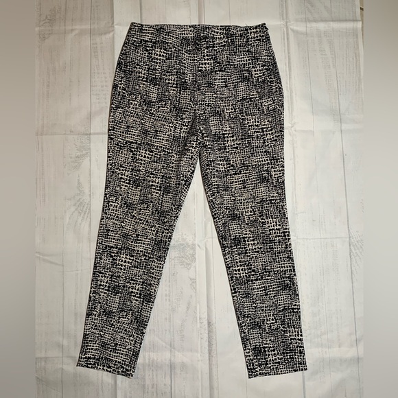 Travelers by Chico’s Black and White Patterned Pants. Ankle. Hi rise. Size 0.5. - Picture 1 of 10